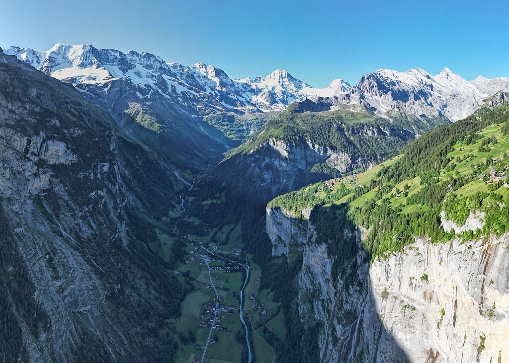 Stechelberg and the Weisse Lütschine beneath the walls of the Lauterbrunnen valley